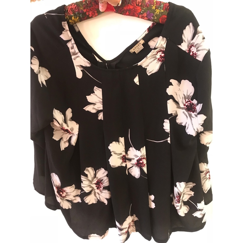 Black and white floral Anamá flowy blouse. - Picture 2 of 4